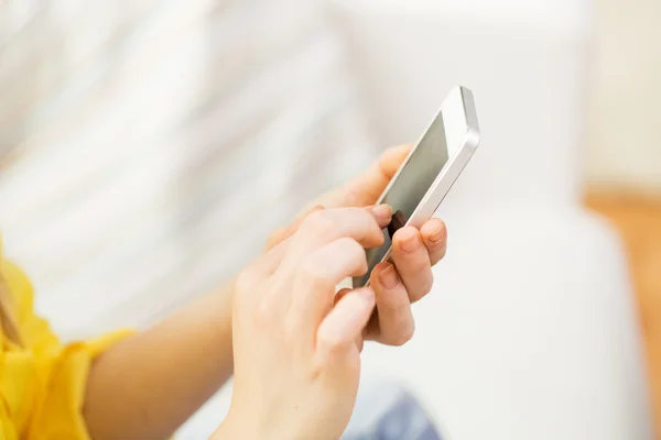 Primer plano de los mensajes de texto de manos en el teléfono inteligente en casa — Foto de Stock