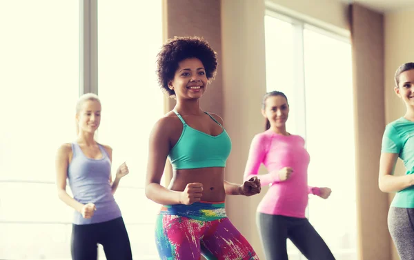 Grupp av leende människor dansar i gymmet eller studio — Stockfoto