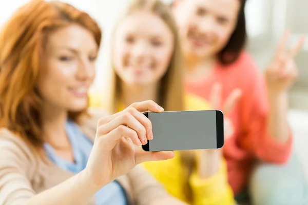 Närbild av vänner med selfie med smartphone — Stockfoto