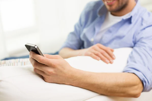 Primer plano del hombre con teléfono inteligente en casa — Foto de Stock