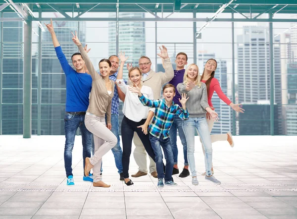 Grupo de pessoas sorrindo se divertindo — Fotografia de Stock