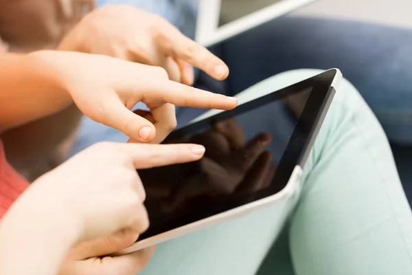 Primer plano de las mujeres jóvenes con tableta PC en casa —  Fotos de Stock