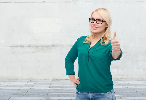 Jonge vrouw in brillen duimen opdagen — Stockfoto