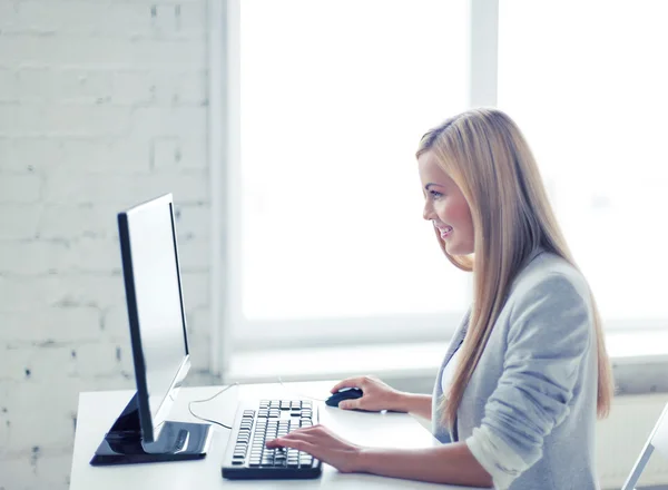 Affärskvinna med dator i office — Stockfoto