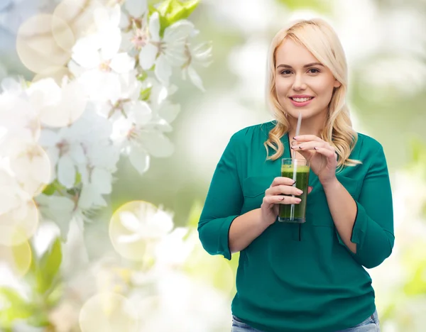 Lachende vrouw drinken groente sap of smoothie — Stockfoto
