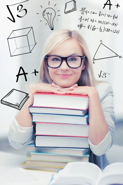 Estudante com pilha de livros e rabiscos — Fotografia de Stock