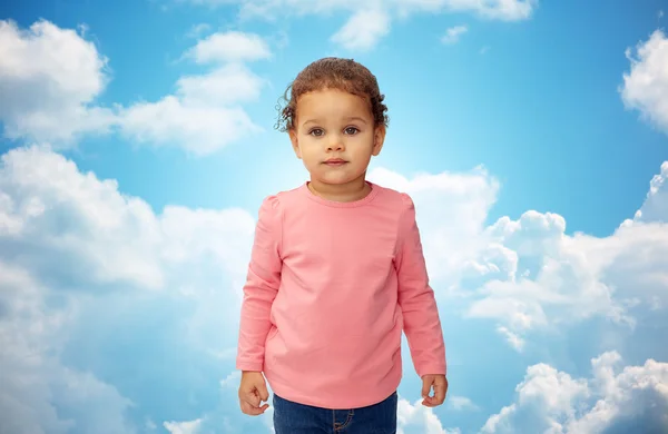 Hermoso bebé niña retrato sobre el cielo azul — Foto de Stock