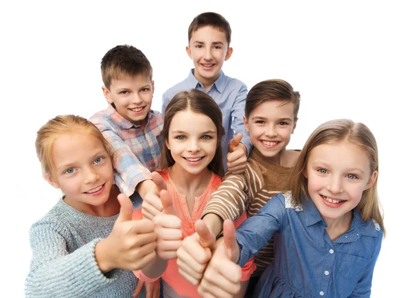 De gelukkige kinderen tonen duimen omhoog — Stockfoto