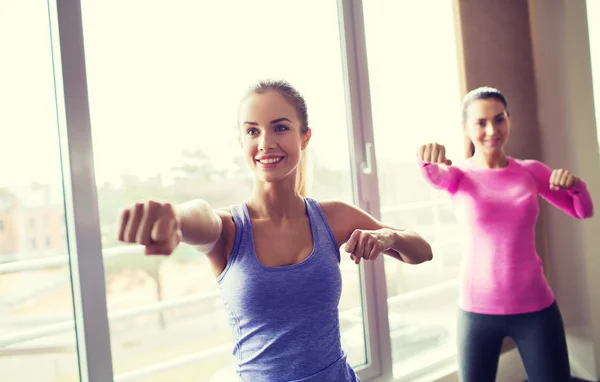 Groep gelukkig vrouwen trainen in de sportschool — Stockfoto