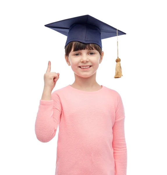Šťastná dívka v klobouku bakalářské nebo hlavě — Stock fotografie