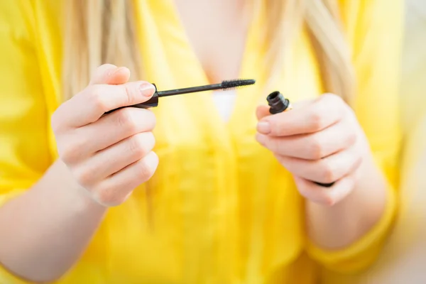 Primer plano de la mujer con rímel aplicar maquillaje — Foto de Stock