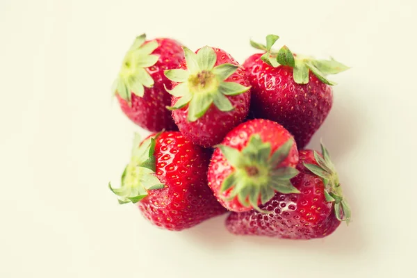 多汁新鲜的成熟红色的草莓在白色 — 图库照片