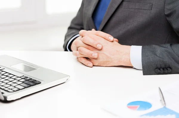 Close up van zakenman met laptop en papieren — Stockfoto