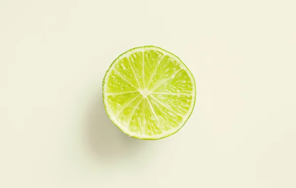 Lime szeletet felett fehér — Stock Fotó