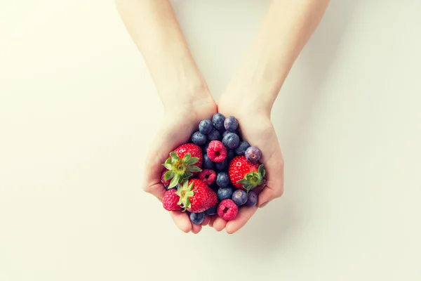 Nahaufnahme von Frauenhänden, die Beeren halten — Stockfoto