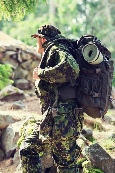 Jovem soldado com mochila na floresta — Fotografia de Stock