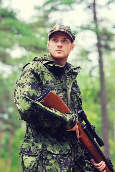 Młody żołnierz lub myśliwego z pistoletu w lesie — Zdjęcie stockowe