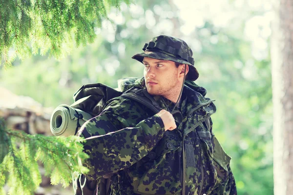 Jovem soldado com mochila na floresta — Fotografia de Stock