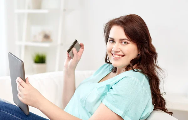 Mujer de tamaño grande con tableta PC y tarjeta de crédito — Foto de Stock