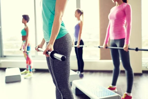 Närbild på kvinnor tränar med barer i gym — Stockfoto