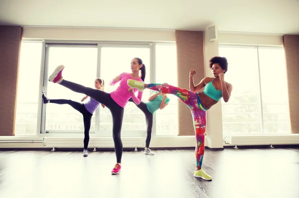 Grupo de mujeres haciendo ejercicio y luchando en el gimnasio — Foto de Stock