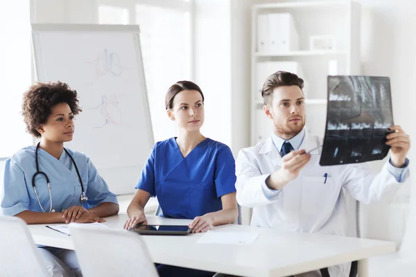 Группа врачей, обсуждающих рентгеновское изображение — стоковое фото