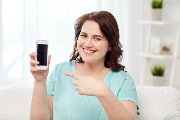 Gelukkig plus size vrouw met smartphone thuis — Stockfoto
