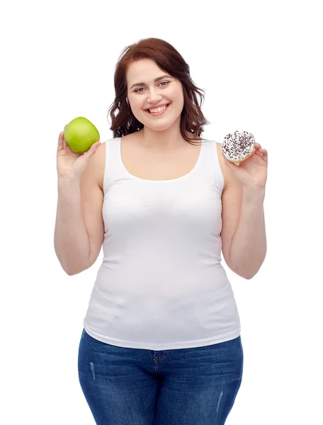 Feliz mais tamanho mulher escolhendo maçã ou biscoito — Fotografia de Stock