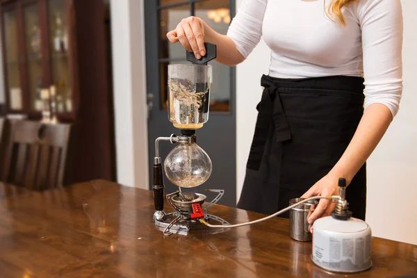 Gros plan de la femme avec siphon cafetière et pot — Photo