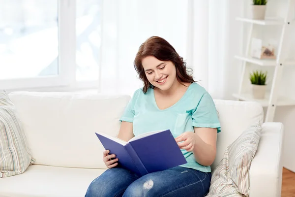 自宅で本を読んで笑顔プラスサイズの女性 — ストック写真
