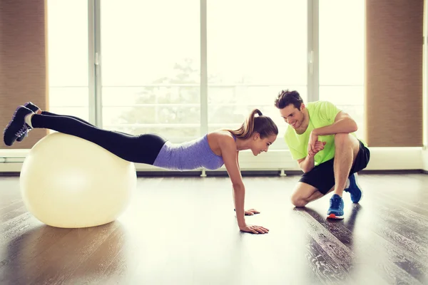 Erkek ve kadın spor salonunda egzersiz topu ile gülümseyen — Stok fotoğraf