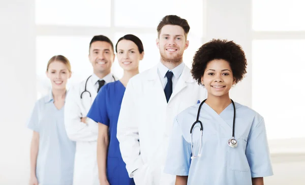 Groupe de médecins heureux à l'hôpital — Photo