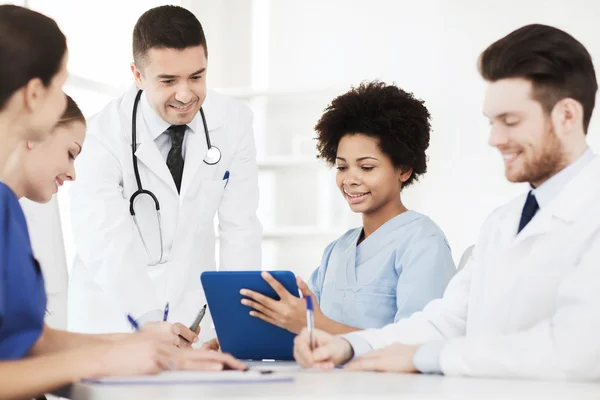 Gruppo di medici felici incontro presso l'ufficio ospedaliero — Foto Stock