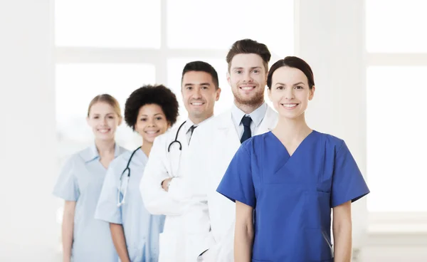 Gruppo di medici felici in ospedale — Foto Stock