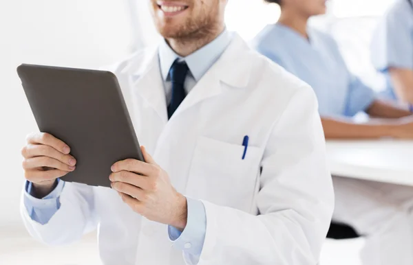 Primer plano del médico feliz con la tableta PC en la clínica — Foto de Stock