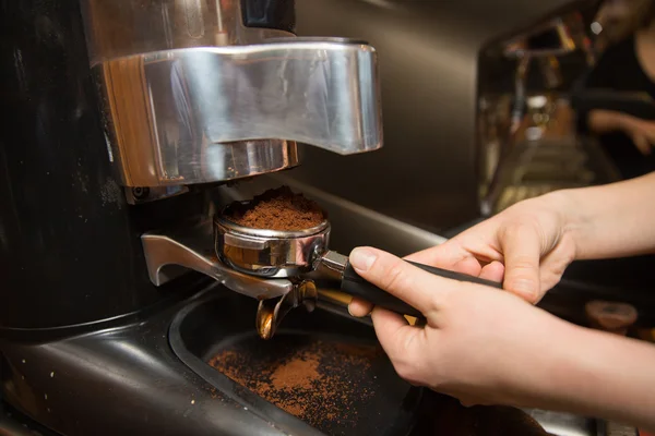 Närbild på kvinnan att göra kaffe bearbetar med maskin på café — Stockfoto