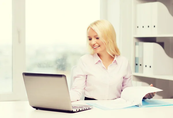 Empresária sorridente ou estudante com laptop — Fotografia de Stock