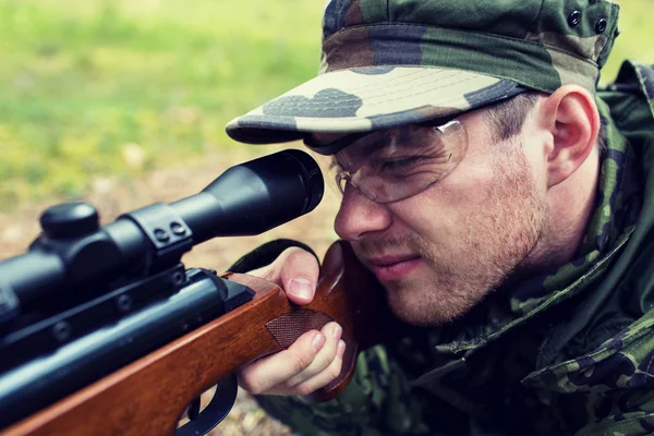 Close up van soldaat of jager met pistool in bos — Stockfoto