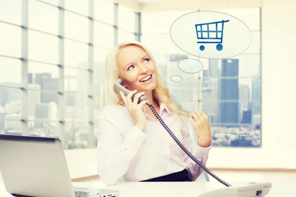 Sorridente empresária chamando pelo telefone — Fotografia de Stock