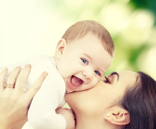 Laughing baby spelen met moeder — Stockfoto