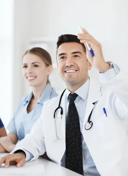 Grupo de médicos felices en conferencia en el hospital — Foto de Stock