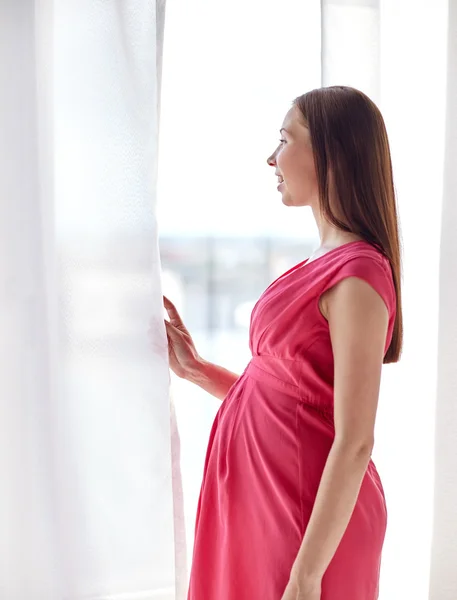 Mujer embarazada feliz con gran barriga en casa — Foto de Stock