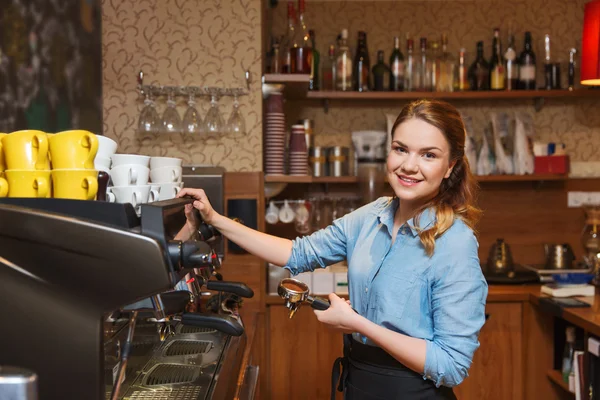 Barista woman making coffee by machine at cafe — Stock Photo, Image