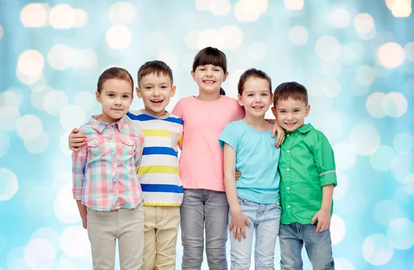 Счастливые улыбающиеся маленькие дети обнимаются — стоковое фото