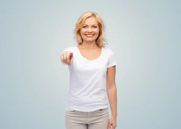 Lächelnde Frau im weißen T-Shirt, die auf dich zeigt — Stockfoto