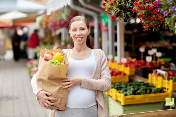 Semt pazarı gıda torba ile hamile kadın — Stok fotoğraf