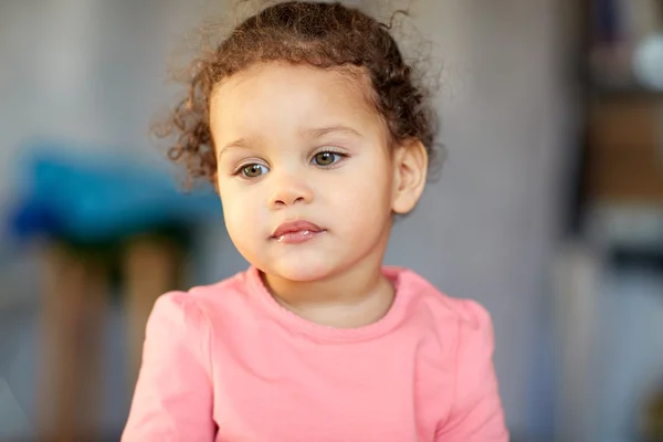 美丽的小黑白混血儿宝贝女孩脸 — 图库照片