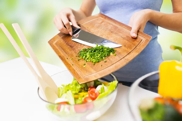 Kadın doğranmış soğan yemek salata yakın çekim — Stok fotoğraf