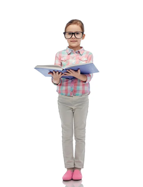 Lycklig liten flicka i glasögon läser bok — Stockfoto