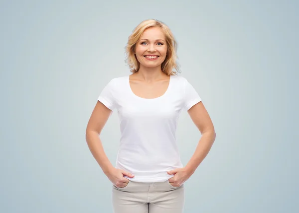 Mujer sonriente en camiseta blanca en blanco —  Fotos de Stock